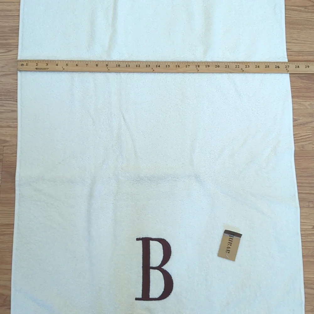 Avanti Bath Towels (3) & Handtowel (1) 